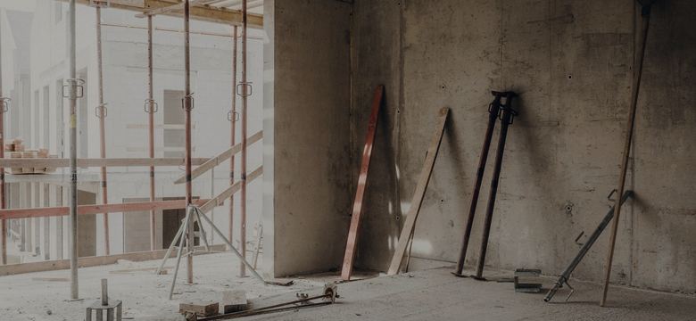 A room with a lot of scaffolding in it